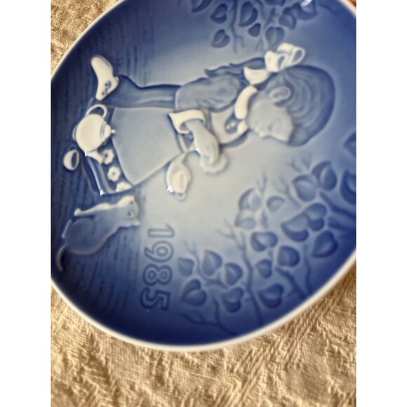 Bing & Grøndahl 1985 "The Magical Tea Party" Porcelain Denmark Blue & White Plat - Picture 11 of 12